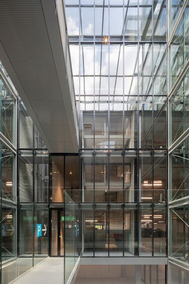 presto 50 Puertas, presto 50 Ventanas, unico xs Ventanas and thermfix vario Fachadas - Fenix I, Rotterdam located in Rotterdam, los Países Bajos