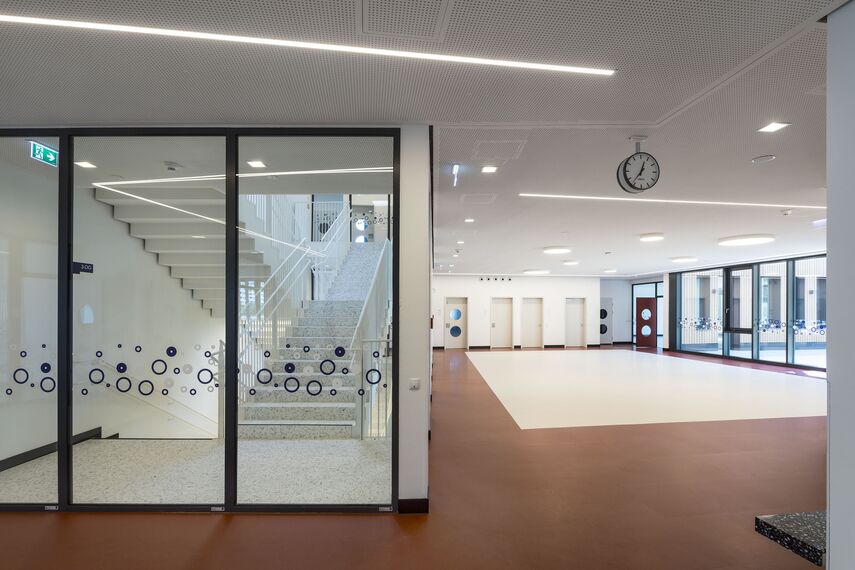 thermfix vario Fachadas, fuego light Ventanas, presto 50 Puertas and unico Puertas - Olly-Schwarz-Schule en Viena located in Wien, Austria