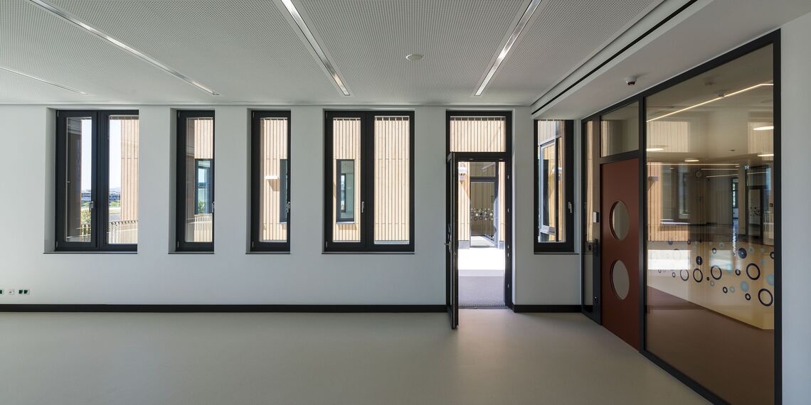 thermfix vario Fachadas, fuego light Ventanas, presto 50 Puertas and unico Puertas - Olly-Schwarz-Schule en Viena located in Wien, Austria