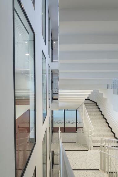 thermfix vario Fachadas, fuego light Ventanas, presto 50 Puertas and unico Puertas - Olly-Schwarz-Schule en Viena located in Wien, Austria