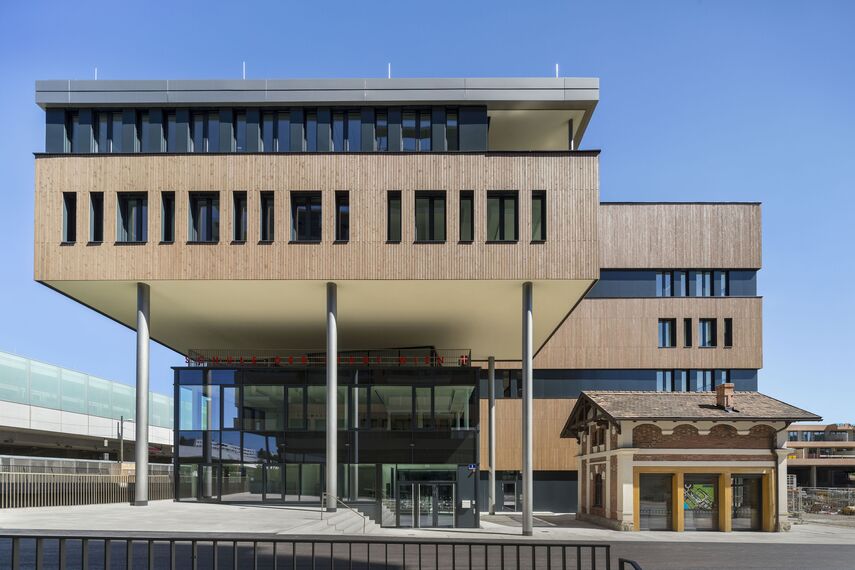 thermfix vario Fachadas, fuego light Ventanas, presto 50 Puertas and unico Puertas - Olly-Schwarz-Schule en Viena located in Wien, Austria