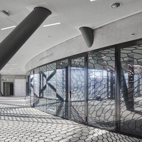 fuego light Puertas and fuego light Ventanas - Maison de la Paix, Ginebra located in Geneva, Suiza