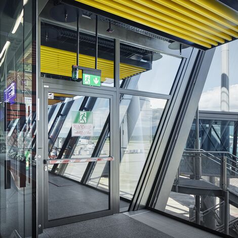 fuego light Puertas, fuego light Sistemas de correderas and thermfix light Fachadas - Terminal del aeropuerto, Ginebra located in Geneva, Suiza