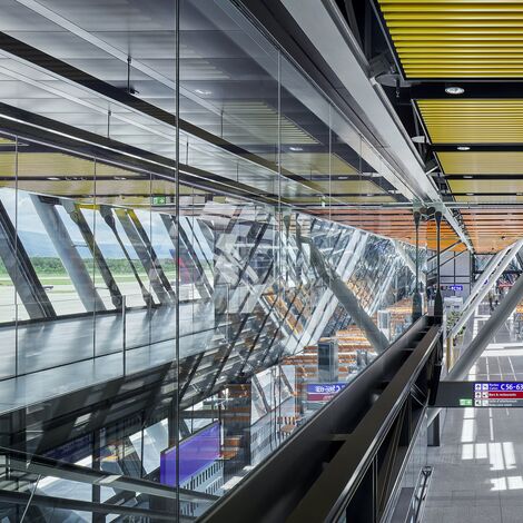 fuego light Puertas, fuego light Sistemas de correderas and thermfix light Fachadas - Terminal del aeropuerto, Ginebra located in Geneva, Suiza