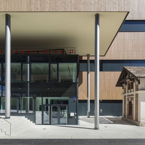 thermfix vario Fachadas, fuego light Ventanas, presto 50 Puertas and unico Puertas - Olly-Schwarz-Schule en Viena located in Wien, Austria