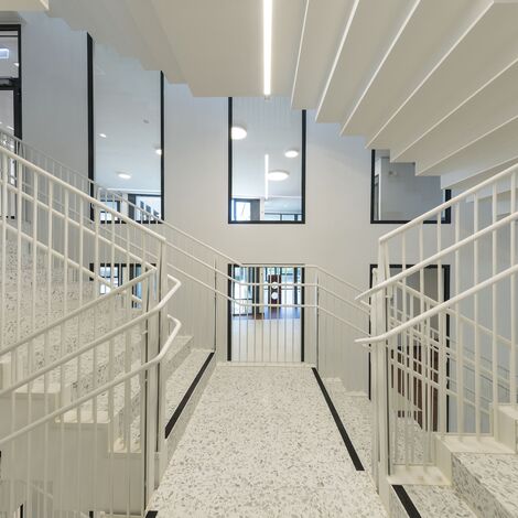 thermfix vario Fachadas, fuego light Ventanas, presto 50 Puertas and unico Puertas - Olly-Schwarz-Schule en Viena located in Wien, Austria