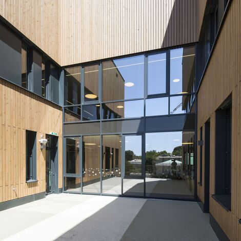 thermfix vario Fachadas, fuego light Ventanas, presto 50 Puertas and unico Puertas - Olly-Schwarz-Schule en Viena located in Wien, Austria