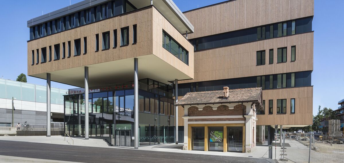 thermfix vario Fachadas, fuego light Ventanas, presto 50 Puertas and unico Puertas - Olly-Schwarz-Schule en Viena located in Wien, Austria